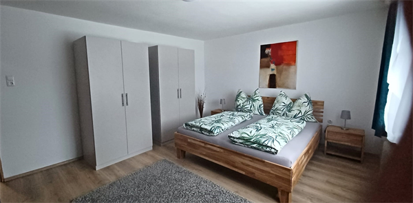 ein Wohnzimmer mit Holzboden